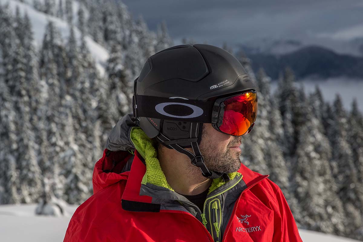 Ski helmet (Oakley MOD5 with Aibrake XL goggles)